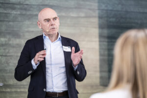 CEO i European Energy, Knud Erik Andersen, på scenen under DaCES High Level Summit on Energy Storage: A National Strategy for Batteries den 5. november 2025.